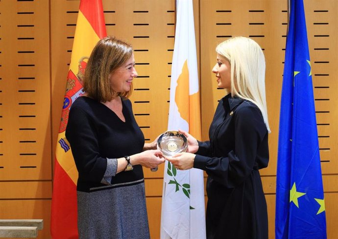 La presidenta del Congreso, Francina Armengol, junto a su homóloga chipriota Annita Demetriou