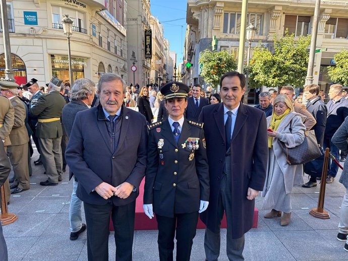 Nieto (dcha.), junto a la comisaria jefa provincial en Córdoba, en el acto por el 201 aniversario de la Policía Nacional.