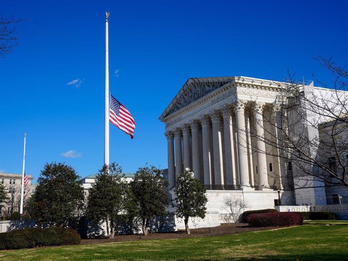 Bandera a media asta en Washington DC por la muerte del expresidente Jimmy Carter