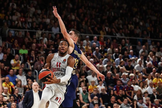 Archivo - Trent Forrest of Baskonia and Tomas Satoransky of FC Barcelona in action during the Turkish Airlines Euroleague, match played between FC Barcelona and Baskonia Vitoria-Gasteiz at Palau Blaugrana on November 08, 2024 in Barcelona, Spain.