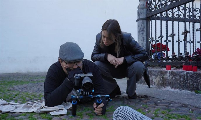 Juan Antonio Chavero y Ana Arévalo durante la preparación del rodaje del corto 'La última lágrima'.