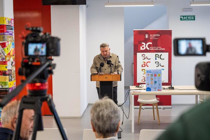 El concejal de Cultura, Tradiciones y Fiestas Mayores de Almería, Diego Cruz, durante la presentación del balance de 2024 sobre la Red de Bibliotecas Municipales.