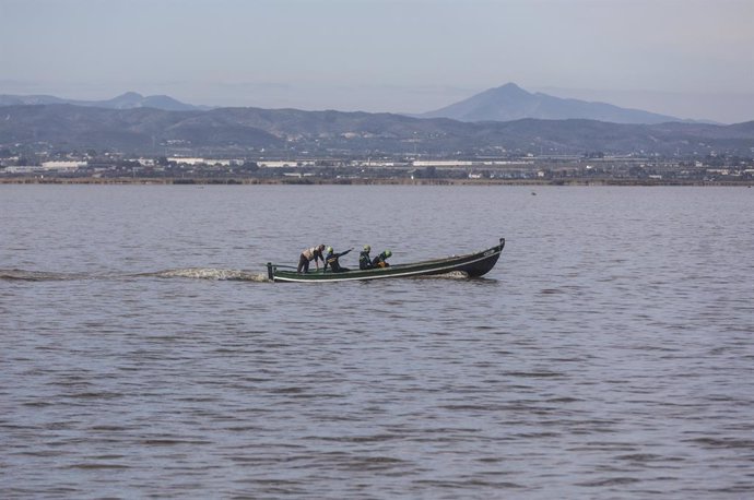 Archivo - Arxiu - Agents de la UME inspeccionen l'Albufera de València després de la dana del passat 29 d'octubre. 