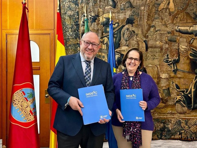 Blanca Torrent y Manuel Torralbo tras la rúbrica del acuerdo.