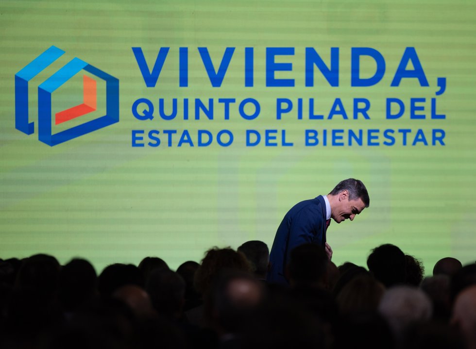 El presidente del Gobierno, Pedro Sánchez, durante el foro 'Vivienda, quinto pilar del Estado del Bienestar', organizado por el Ministerio de Vivienda y Agenda Urbana, en el Museo del Ferrocarril, a 13 de enero de 2025, en Madrid (España).