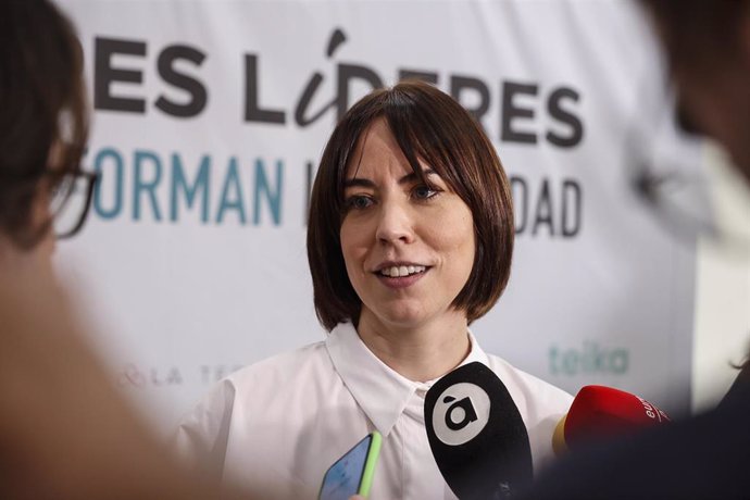 Archivo - La ministra de Ciencia, Innovación y Universidades, y secretaria general del PSPV-PSOE, Diana Morant, atiende a los medios