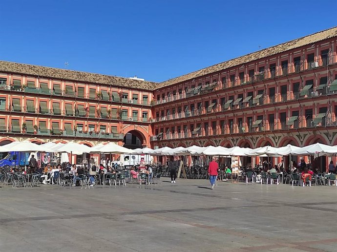 Archivo - Terrazas con veladores de establecimientos de hostelería en la Plaza de la Corredera, en una imagen de archivo.