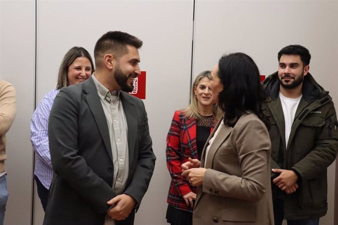 Víctor Pedregosa, junto a Rafi Crespín, en la sede provincial de su partido.