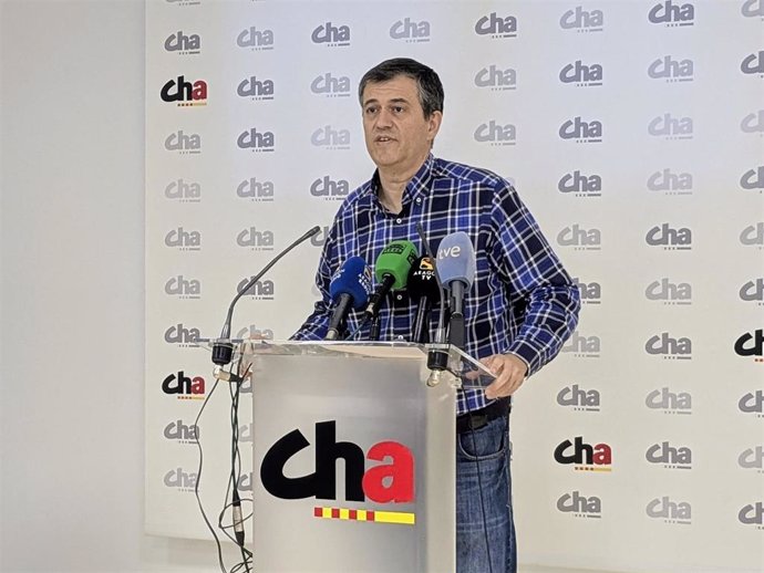 El presidente de CHA, Joaquín Palacín, en la sede de la formación política.