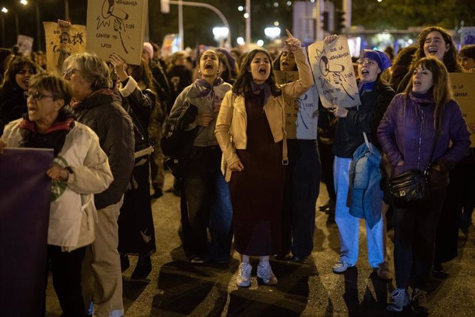 Archivo - Decenas de personas durante la manifestación organizada por la Comisión 8M con motivo del 25N y bajo el lema "Juntas, el miedo cambia de bando", desde Atocha hasta la calle Alcalá, a 25 de noviembre de 2024, en Madrid (España). 