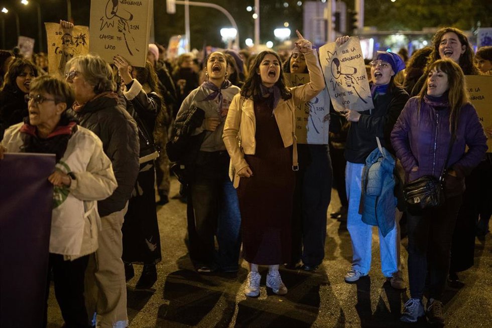 Archivo - Decenas de personas durante la manifestación organizada por la Comisión 8M con motivo del 25N y bajo el lema "Juntas, el miedo cambia de bando", desde Atocha hasta la calle Alcalá, a 25 de noviembre de 2024, en Madrid (España). 