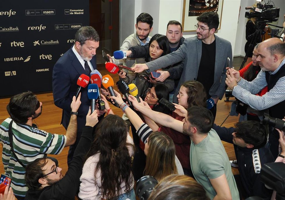 Antonio Banderas atiende a los medios antes de participar en la gala de la Academia de las Artes.