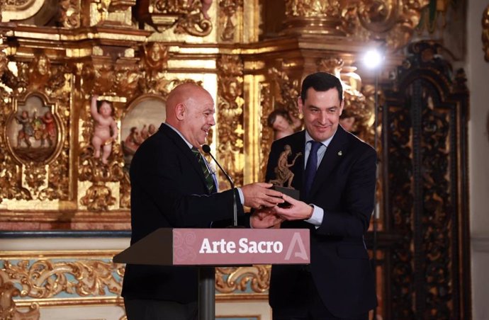 El presidente de la Junta de Andalucía, Juanma Moreno junto al  presidente de la Asociación Gremial Sevillana de Arte Sacro, Francisco Carrera.