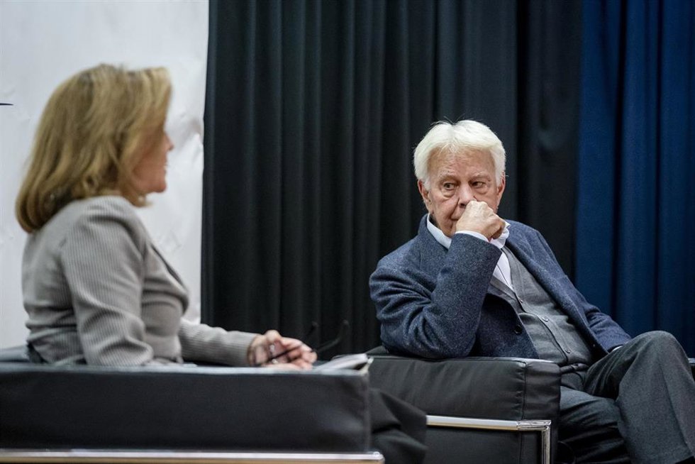 El expresidente del Gobierno, Felipe González, y la exministra de Defensa María Dolores de Cospedal, durante la lección magistral  'Los Gobiernos de Felipe González Márquez (1982-1996), en el Goethe Institut de Madrid, a 13 de enero de 2025, en Madrid 