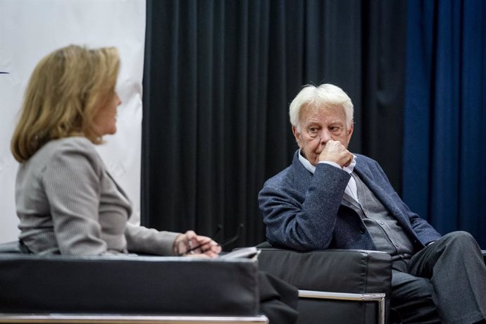 El expresidente del Gobierno, Felipe González, y la exministra de Defensa María Dolores de Cospedal, durante la lección magistral  'Los Gobiernos de Felipe González Márquez (1982-1996)’, en el Goethe Institut de Madrid, a 13 de enero de 2025, en Madrid (E