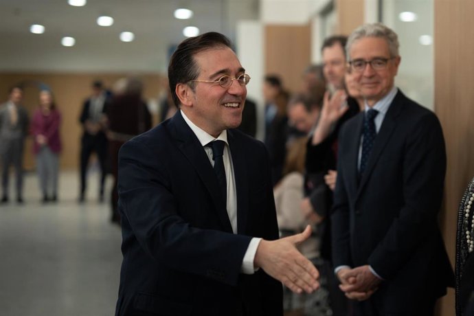 El ministro de Asuntos Exteriores, Unión Europea y Cooperación, José Manuel Albares, saluda a su llegada a la IX Conferencia de Embajadores, en el Ministerio de Asuntos Exteriores, Unión Europea y Cooperación, a 13 de enero de 2025, en Madrid (España). Ho