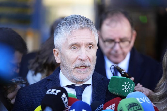 El ministro del Interior, Fernando Grande-Marlaska, atiende a los medios a su llegada al Centro Penitenciario de Córdoba. A 13 de enero de 2024, en Córdoba (Andalucía, España). El ministro del Interior, Fernando Grande-Marlaska, y la vicepresidenta segund