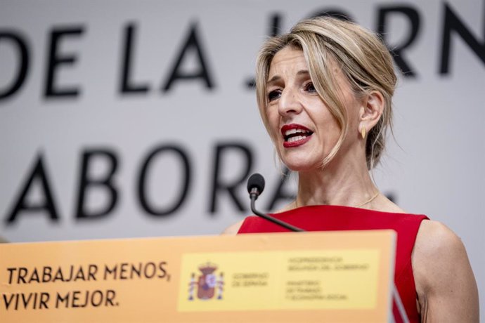 La vicepresidenta segunda y ministra de Trabajo y Economía Social, Yolanda Díaz, ofrece una rueda de prensa tras la firma del acuerdo para la reducción de la jornada laboral, en el Ministerio de Trabajo y Economía Social, a 20 de diciembre de 2024, en Mad