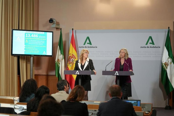La consejera de Economía, Hacienda y Fondos Europeos y portavoz del Gobierno, Carolina España (i), y  la consejera de Salud y Consumo, Rocío Hernández (d), durante una rueda de prensa posterior al consejo de gobierno 