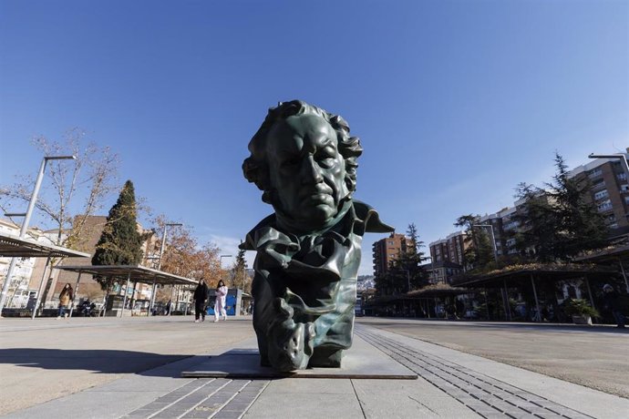 Una cabeza de los Goya en las calles de Granada. A 8 de enero de 2025 en Granada, (Andalucía, España). La alcaldesa de Granada, Marifrán Carazo, ha inaugurado las estatuas y la exposición fotográfica conmemorativa de los Premios Goya en el Paseo del Violó