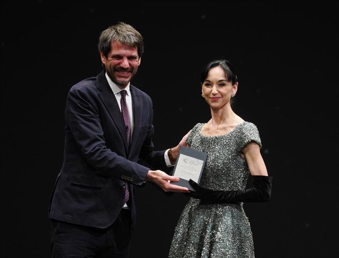 El ministro de Cultura, Ernest Urtasun (i), durante la X edición de la Gala de la Academia de Artes Escénicas de España, en el Teatro Calderón, a 13 de enero de 2025, en Valladolid, Castilla y León (España). 