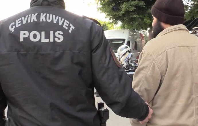 Un policía detiene a un sospechoso en Turquía