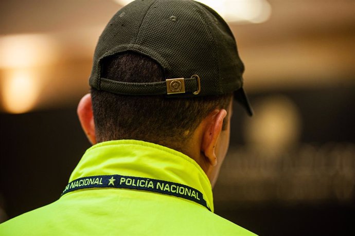 Archivo - Un policía de Colombia comparece ante los medios en Bogotá