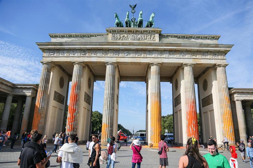 Archivo - Vista de la Puerta de Brandeburgo de Berlín, pintada por un grupo de activistas climáticos