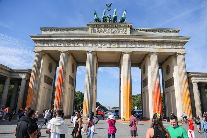 Archivo - September 17, 2023, Berlin, Berlin, Germany: Activists of the Last Generation failed with their attempt to climb the Brandenburg Gate in Berlin on September 17, 2023. They wanted to hang a 12 x 7 meter banner with the inscription '' Away from fo