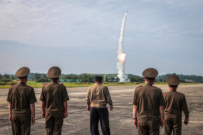 Archivo - Imagen de archivo del lanzamiento de un misil norcoreano en una prueba supervisada por el líder de Corea del Norte, Kim Jong Un