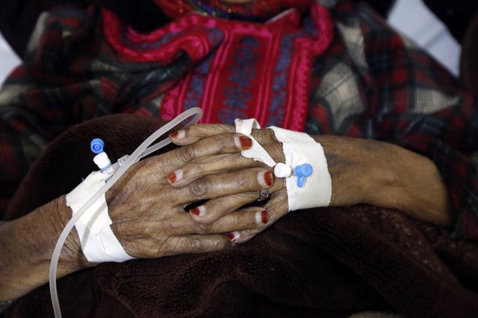 Archivo - SANAA, Aug. 12, 2019  A cholera-infected woman receives medical treatments at a health center in Sanaa, Yemen, on Aug. 12, 2019. The cholera in Yemen has set the world's highest record with the infection of one million people and over 2,000 have