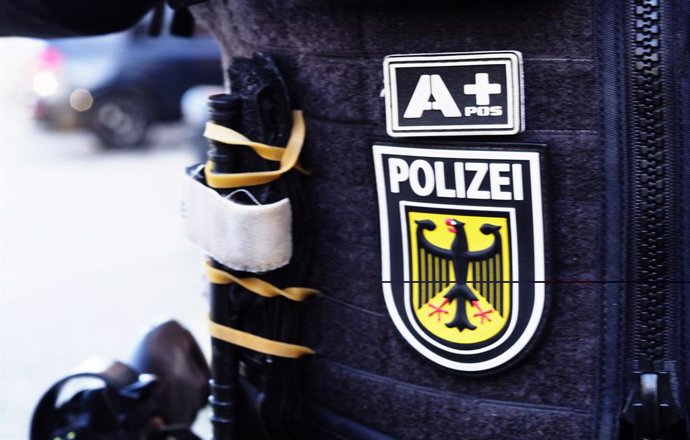 Archivo - December 5, 2024, Passau, Bavaria, Germany: View of a German police officer's chevron on his uniform.