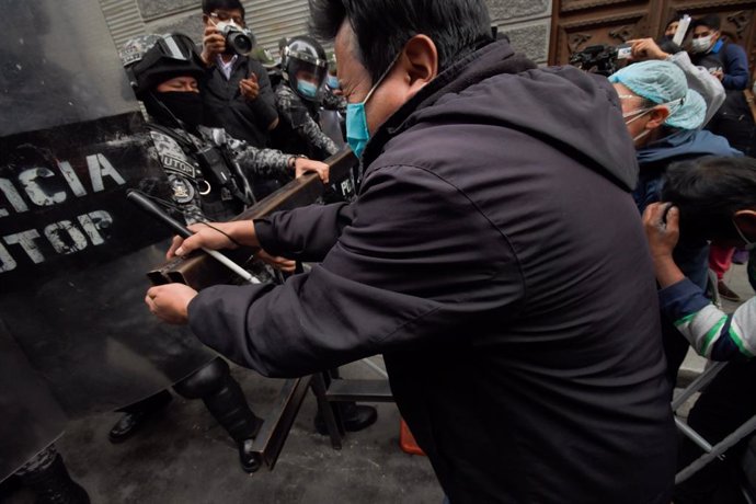 Archivo - September 29, 2020, La Paz, La Paz, Bolivia: Federation of blind people of Bolivia protest today, Tuesday, September 29, by the main artery of the city of La Paz, having some clashes with Police Forces and requesting a monthly bonus of 1000 Bs