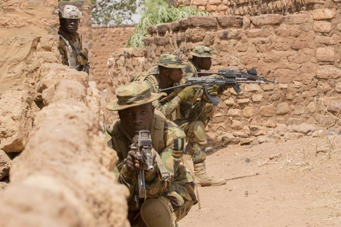 Archivo - February 26, 2019 - Bobo-Dioulasso, Burkina Faso - Soldiers from Cameroon, Niger and Burkina Faso take part in simulated hostile village combat training alongside soldiers from Burkina Faso and Niger during Exercise Flintlock 2019 February 25, 2