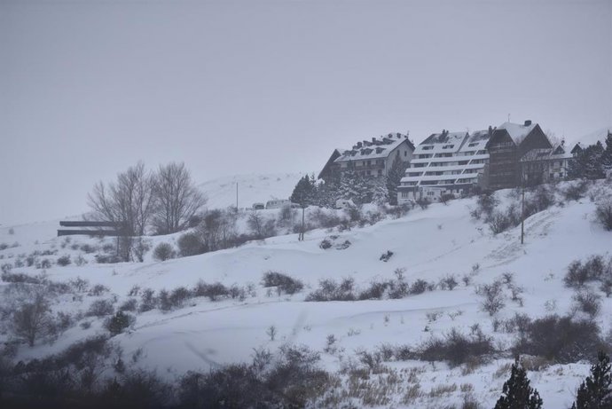 Archivo - Viviendas en Formigal tras la llegada de un temporal que traslada una masa de aire ártico a la Península Ibérica, a 9 de diciembre de 2024, en Huesca, Aragón (España). 