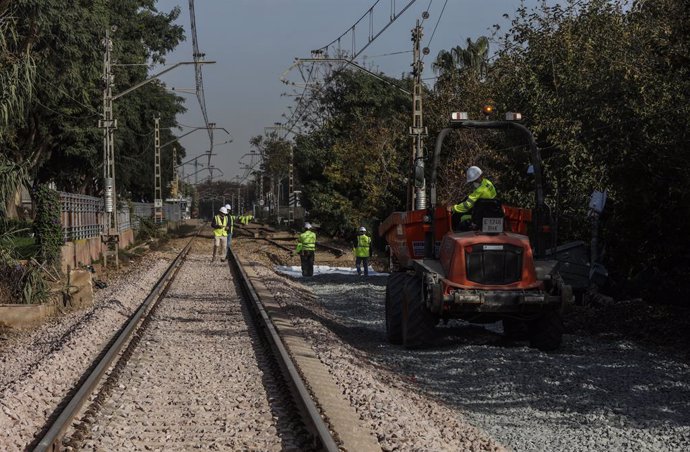 Archivo - Varios operarios de Adif trabajan en el restablecimiento de las vías en el Barranco del Poyo, a 2 de diciembre de 2024, en Valencia, Comunidad Valenciana (España). Continúan los trabajos de rehabilitación y acondicionamiento de las estaciones y 