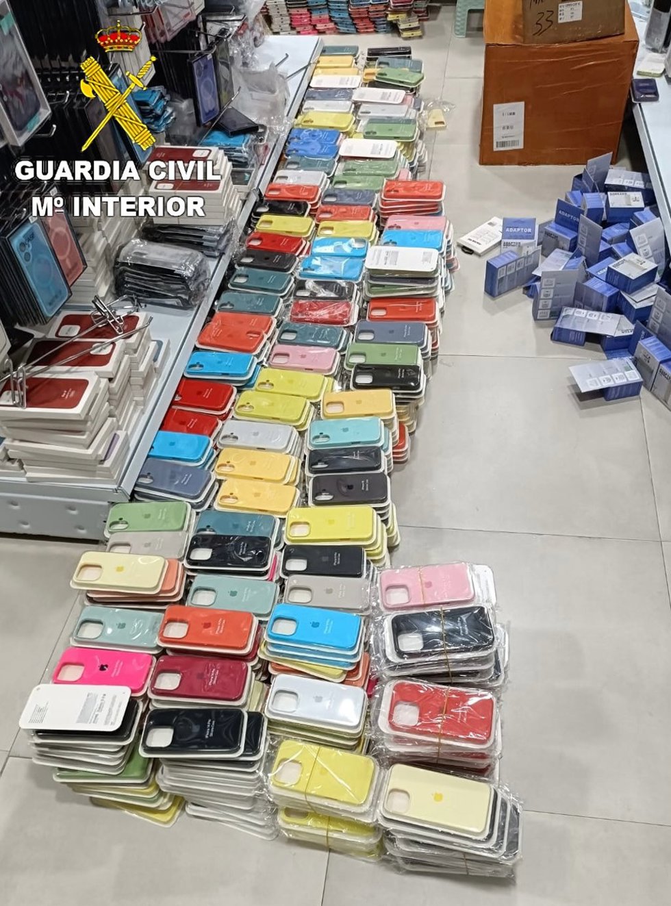 Los productos falsificados incautados por la Guardia Civil en una tienda del barrio del Raval de Barcelona el 2 de enero
