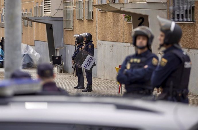 Archivo - Imagen de archivo de un dispositivo policial en el barrio del Torrejón