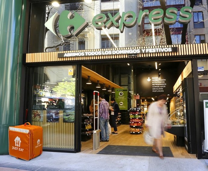 Carrefour y Just Eat se alían para la entrega de compras a domicilio en media hora