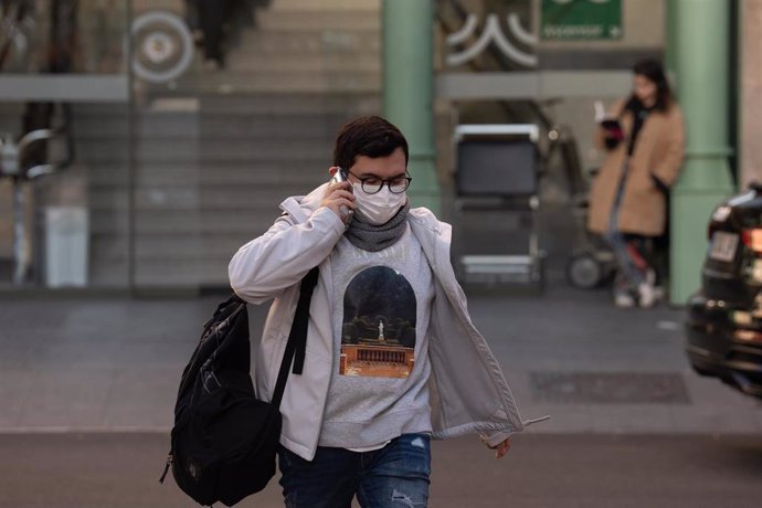 Archivo - Varias personas con mascarillas, en el Hospital Clínic de Barcelona, a 8 de enero de 2024, en Barcelona