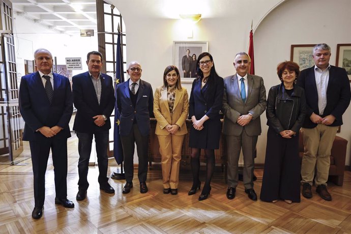 La presidenta de Cantabria, María José Sáenz de Buruaga, y la embajadora de España en funciones, María Salcedo, en la Embajada de España en México en la Ciudad de México.