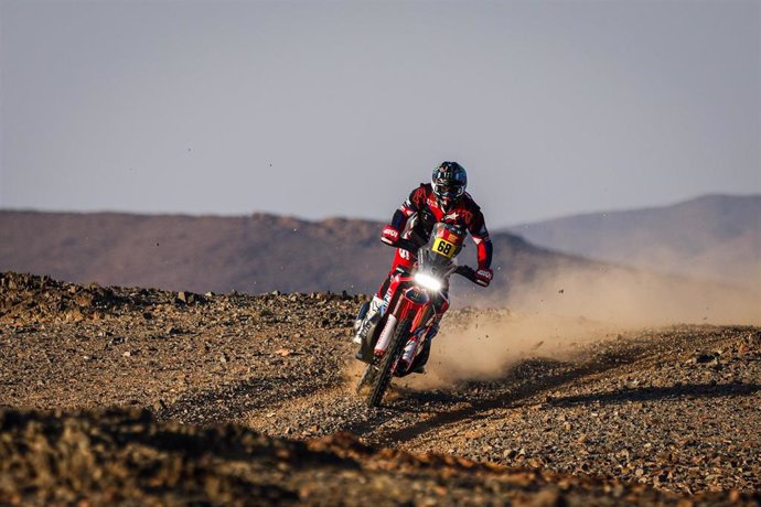 El piloto español Tosha Schareina (Honda), en la etapa 8 del Rally Dakar 2025. 