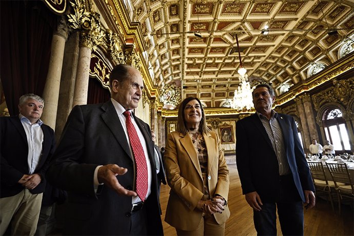 La presidenta de Cantabria, María José Sanz de Buruaga ,el presidente de la Asociación Montañesa en México, Julio Gómez, y el presidente del casino español,  Augusto González Piñeiro