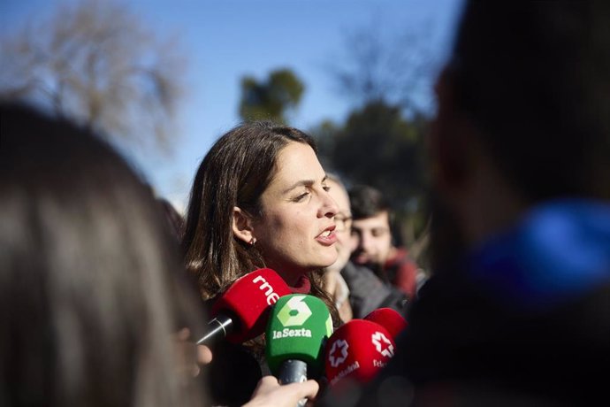 Archivo - La portavoz de Más Madrid en el Ayuntamiento, Rita Maestre, atiende a los medios, en Latina, Madrid (España). 