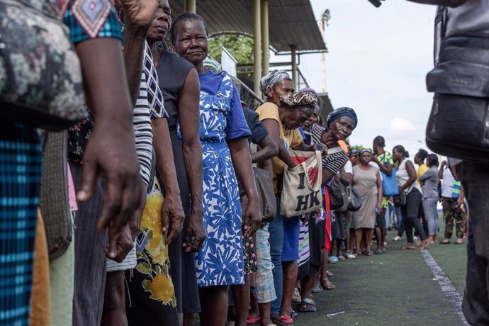 Un grupo de haitianos hace cola para recibir ayuda en Puerto Príncipe