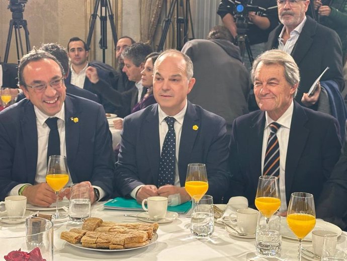 El secretario general de Junts, Jordi Turull, con el presidente del Parlament, Josep Rull, y el expresidente de la Generalitat Artur Mas