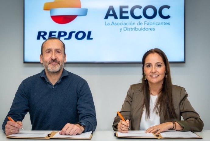 El director B2B de Movilidad de Repsol, Carlos Suárez, y la directora del área de logística de Aecoc, María Tena