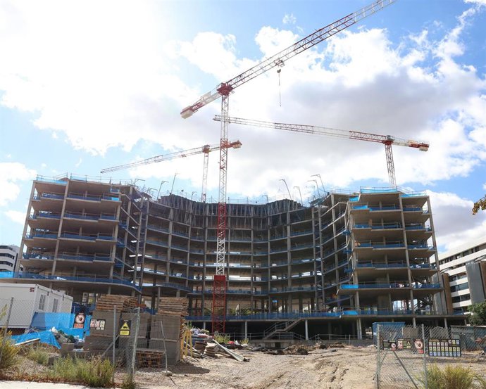 Archivo - Edificios en construcción.