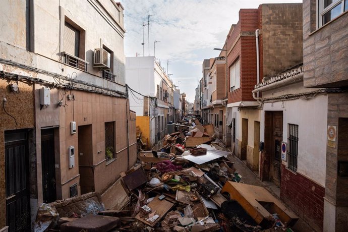 Archivo - Arxiu - Enderrocs i brossa acumulats al carrer, a 5 de novembre del 2024, a Catarroja, València, Comunitat Valenciana (Espanya). 