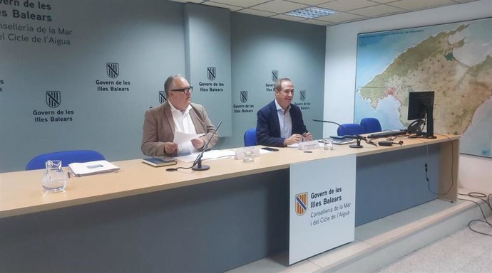El director de Puertos y Transporte Marítimo, Antoni Mercant, y el conseller del Mar y el Ciclo del Agua, Juan Manuel Lafuente, en rueda de prensa.